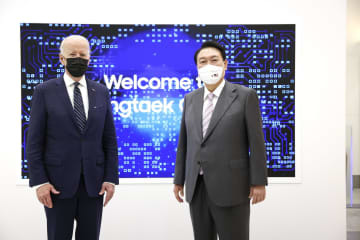 20日、ソウル近郊・平沢のサムスン電子の半導体工場を訪問したバイデン米大統領（左）と韓国の尹錫悦大統領（韓国大統領府提供、共同）