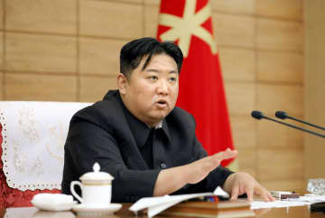 21日、朝鮮労働党政治局協議会に臨む北朝鮮の金正恩党総書記。同日付の労働新聞が掲載した＝平壌（コリアメディア提供・共同）