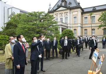 文化庁が移転する京都庁舎の工事状況を視察する岸田首相（左から2人目）＝21日午前（代表撮影）