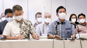 自民党沖縄県連の県知事選選考委員会を終え、記者会見する松本哲治浦添市長（右）＝21日午前、那覇市
