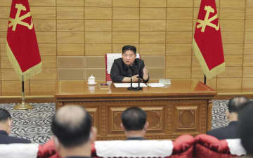 朝鮮労働党政治局協議会に臨む北朝鮮の金正恩党総書記＝21日、平壌（朝鮮中央通信＝共同）