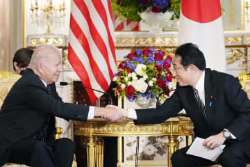 首脳会談で握手する岸田首相（右）とバイデン米大統領＝23日午前、東京・元赤坂の迎賓館