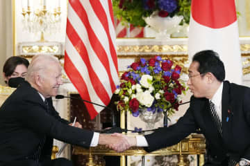 首脳会談で握手する岸田首相（右）とバイデン米大統領＝23日午前、東京・元赤坂の迎賓館
