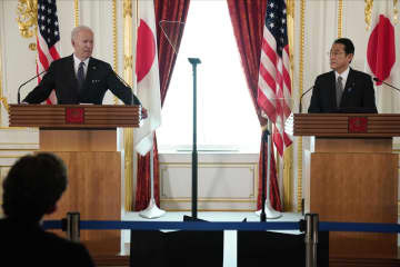 首脳会談を終え共同記者会見する、岸田首相（右）とバイデン米大統領＝23日午後、東京・元赤坂の迎賓館（AP＝共同）