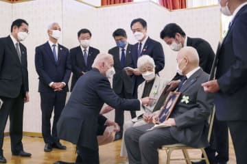 北朝鮮による拉致被害者家族と面会するバイデン米大統領（手前左）＝23日午後、東京・元赤坂の迎賓館（内閣広報室提供）