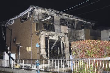 火災があった岐阜県可児市の住宅＝23日午後10時22分