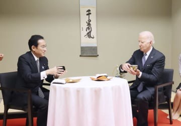 お茶を堪能する岸田首相（左）とバイデン米大統領＝23日夕、東京都港区の八芳園（内閣広報室提供）