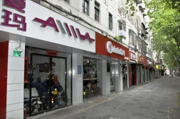 営業を停止した商店が並ぶ中国上海市内の通り＝4月（共同）