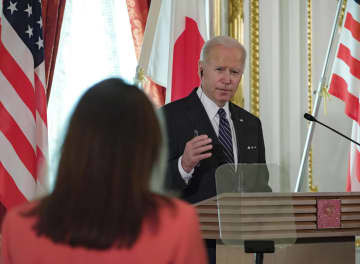 23日、日米首脳会談を終え共同記者会見するバイデン米大統領＝東京・元赤坂の迎賓館（AP＝共同）