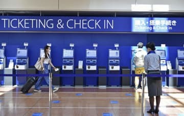 全日本空輸の自動チェックイン機＝24日午後、羽田空港