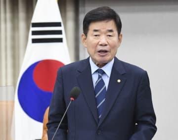 24日、韓国の次期国会議長候補に選出され所感を述べる野党「共に民主党」の金振杓議員＝ソウル（共同）