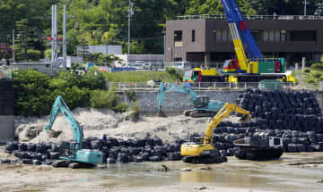 大規模な漏水があった「明治用水頭首工」周辺に積まれた土のう＝24日午後、愛知県豊田市