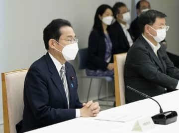 月例経済報告等に関する関係閣僚会議に臨む岸田首相（左）＝25日午前、首相官邸