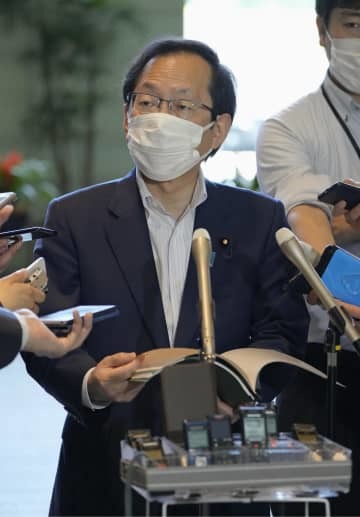 記者団の取材に応じる公明党の竹内政調会長＝25日午前、首相官邸