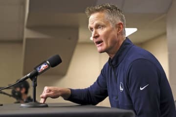 米プロバスケットボールNBAのマーベリックスとの試合前に、テキサス州の小学校での銃乱射事件を受け記者会見で意見を表明するウォリアーズのスティーブ・カー監督＝24日、ダラス（サンフランシスコ・クロニクル提供・AP＝共同）