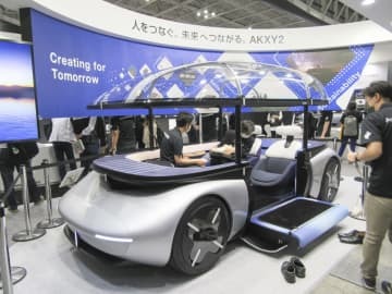 旭化成がお披露目したコンセプトカー「AKXY2（アクシーツー）」＝25日午後、横浜市西区