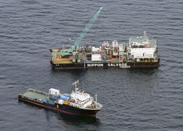 北海道斜里町沖で作業する「海進」（上）＝25日午後3時19分（共同通信社ヘリから）