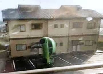 運送業の男性が動画撮影した、突風で車体が宙に浮く小型車＝25日夕、福島県二本松市（男性提供）