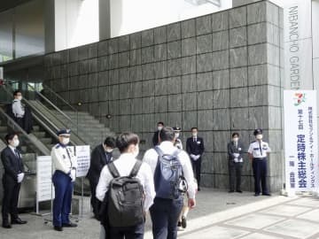 セブン＆アイ・ホールディングスの定時株主総会の会場に入る人たち＝26日午前、東京都千代田区