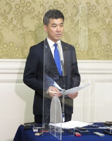 取材に応じる立憲民主党の泉代表＝26日午後、国会
