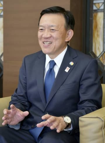 インタビューに答える関西経済同友会の代表幹事に就任した角元敬治氏＝23日、大阪市