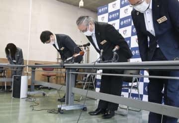 記者会見で謝罪する岩手県釜石市の野田武則市長（右から2人目）＝26日午後、釜石市役所
