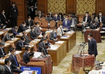 衆院予算委で答弁する岸田首相＝27日午前