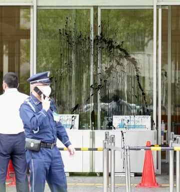 黒い液体が飛び散った衆院第1議員会館の玄関のガラス＝27日午後3時43分、東京・永田町