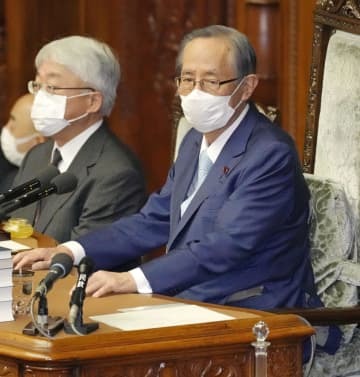 衆院本会議に臨む細田議長＝27日午後