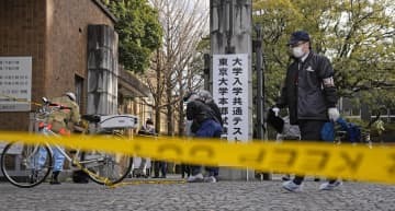 大学入学共通テストの受験生ら3人が包丁で刺され、規制線が張られた東大＝1月、東京都文京区