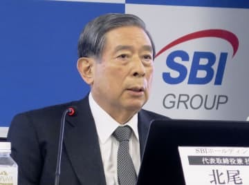 決算記者会見で説明するSBIホールディングスの北尾吉孝社長＝27日午後、東京都港区