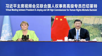バチェレ国連人権高等弁務官（左）とオンラインで会談する中国の習近平国家主席＝25日、北京（新華社＝共同）