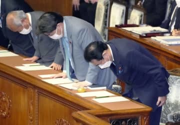 衆院本会議で2022年度補正予算案が可決され、一礼する岸田首相ら＝27日午後