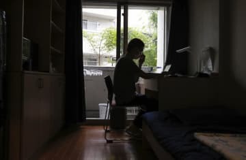 多くの授業がオンラインとなるなど、新型コロナウイルスの感染拡大が生活に影を落とす東京都内の大学生＝昨年8月