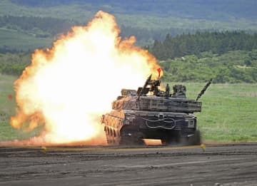 陸上自衛隊の「富士総合火力演習」で砲弾を放つ10式戦車＝28日午前、静岡県の東富士演習場