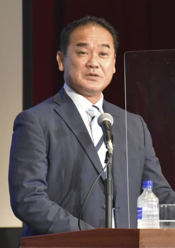 自民党沖縄県連らがつくる県知事候補者選考委員会が開催した公開演説会で演説する前宜野湾市長の佐喜真淳氏＝28日午前、那覇市