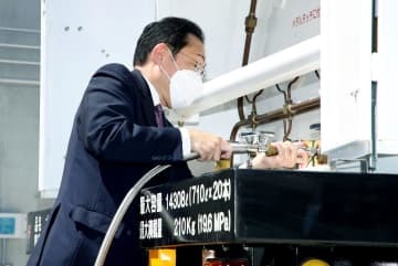 水素を製造する施設を視察する岸田首相＝28日、甲府市（代表撮影）
