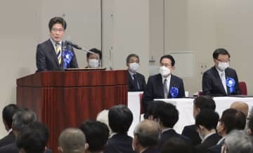 北朝鮮による拉致被害者の早期帰国を求める「国民大集会」であいさつする横田めぐみさんの弟拓也さん。右端から2人目は岸田首相＝29日午後、東京都千代田区