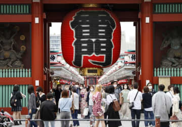 東京・浅草の雷門＝6日