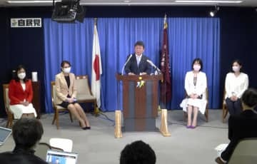 記者会見で、夏の参院選比例代表に新人の女性4人を擁立すると発表する自民党の茂木幹事長（中央）＝30日午後、東京・永田町の党本部