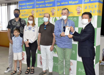 ウクライナからの避難民5人とみどり市の須藤昭男市長（右端）＝30日午後、群馬県みどり市役所