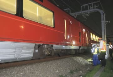 小田急江ノ島線藤沢―本鵠沼間の踏切で車と衝突し、停止した特急「ロマンスカー」＝30日午後8時9分、神奈川県藤沢市