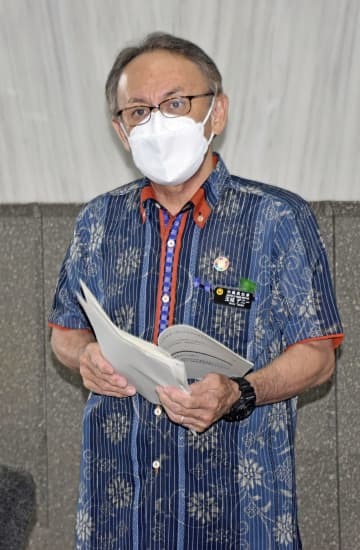 取材に応じる沖縄県の玉城デニー知事＝30日午後、県庁