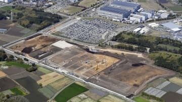 半導体メーカーTSMCの子会社の工場建設予定地（手前）＝4月、熊本県菊陽町（共同通信社ヘリから）