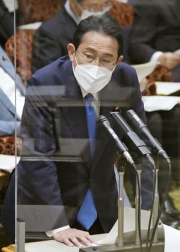 参院予算委で答弁する岸田首相＝31日午前