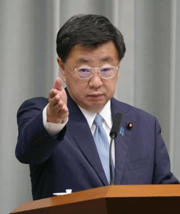 記者会見する松野官房長官＝31日午前、首相官邸