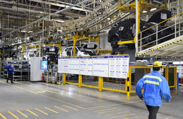 生産を一部再開した自動車工場＝4月、中国上海市（CNS＝共同）