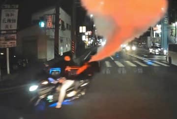 オートバイで暴走し、消火器を噴射する少年ら＝4月1日、神奈川県平塚市（同県警提供）