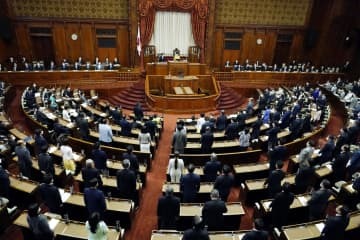 2022年度補正予算が可決、成立した参院本会議＝31日午後