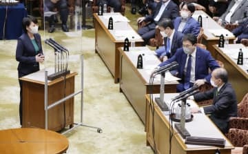 参院予算委で、日本維新の会の鈴木宗男氏（右下）の質問に答える鈴木貴子外務副大臣＝31日午後